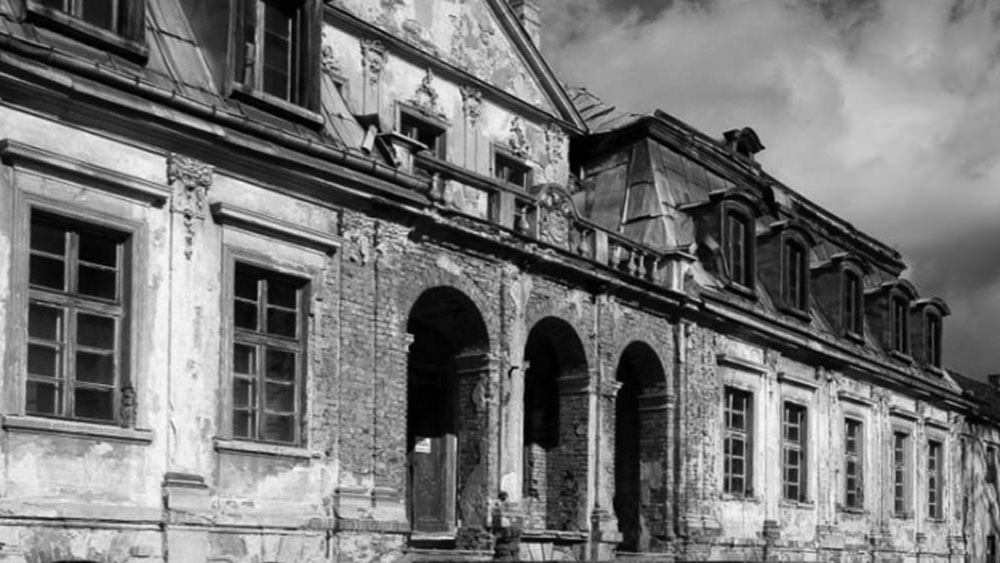 সে তুলনায় মিনকওস্কিইয়ের এই প্রাসাদের তলায় লুকিয়ে রাখা ৪৮ বাক্স গুপ্তধন খুঁড়ে বার করা নাকি অনেক সহজ কাজ।