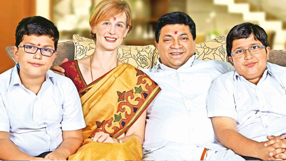 স্ত্রী মার্গারেট একজন ইন্ডাস্ট্রিয়াল ইঞ্জিনিয়ার। কিন্তু পলানিভেলের সঙ্গে বিয়ে হওয়ার পর তিনি চাকরি ছেড়ে দেন। ২০০৭ সাল থেকে তিনি ভারতে রয়েছেন। তাঁদের দুই ছেলে রয়েছে।