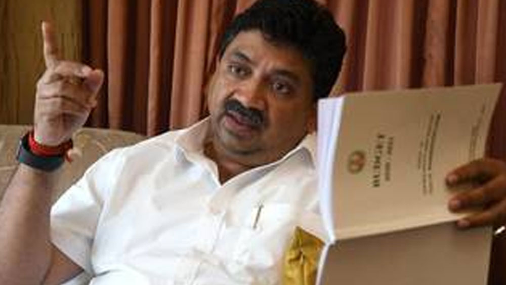 ২০১৪ সালে তাঁর রাজনীতিতে আসা। ২০২১-এর বিধানসভা নির্বাচনে মাদুরাই সেন্ট্রালের প্রার্থী হিসাবে লড়েছিলেন তিনি।