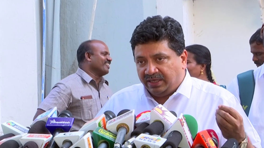 ১৯৩৬ সাল মাদ্রাজ প্রেসিডেন্সির মুখ্যমন্ত্রী ছিলেন পি টি রাজন। পি টি রাজনেরই বংশধর পলানিভেল। তাঁর বাবাও ছিলেন সক্রিয় রাজনীতিক।