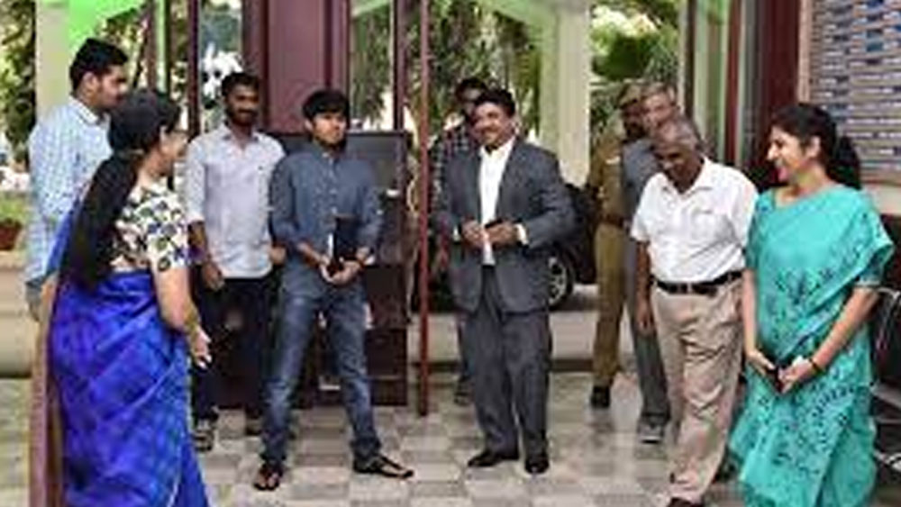 এখানেই শেষ নয়। স্লোয়ান স্কুল অব ম্যানেজমেন্ট থেকে বিজনেস অ্যাডমিনিস্ট্রেশনের উপরও স্নাতকোত্তর তিনি।