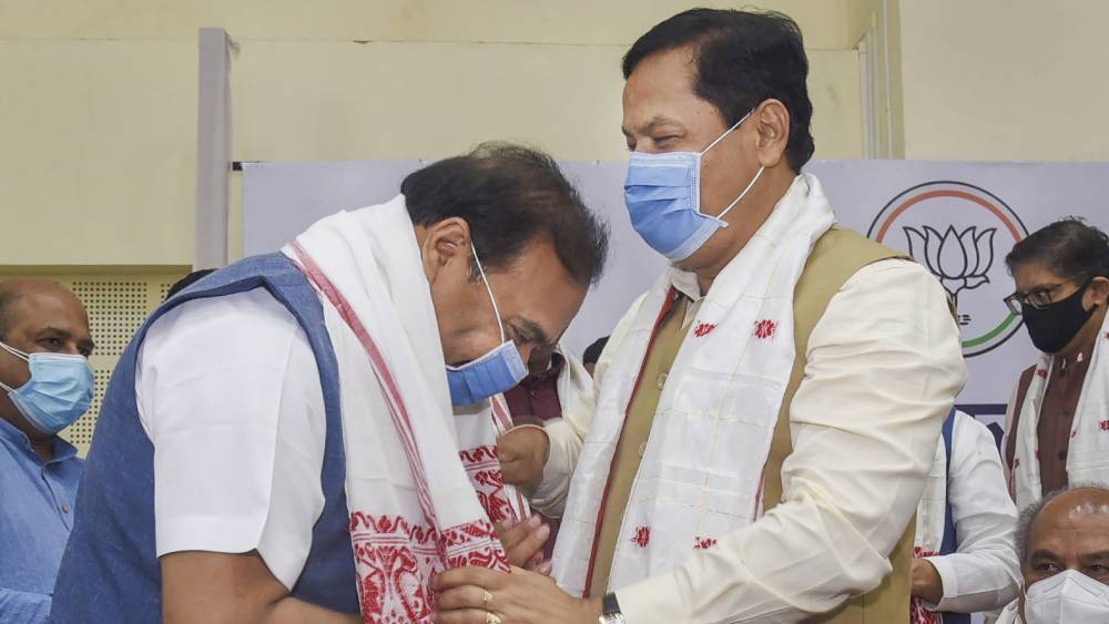 হিমন্ত বিশ্বশর্মা ও সর্বানন্দ সোনওয়াল। পরিষদীয় দলের বৈঠকের পর। 