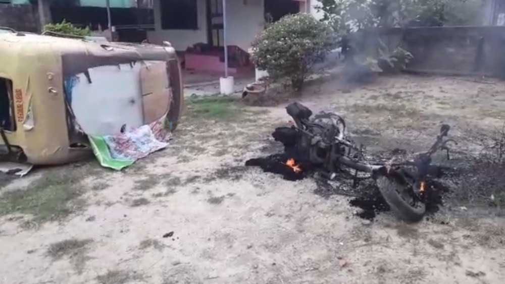 গুলিকাণ্ডে অভিযুক্তদের বাড়িতে ভাঙচুর, বাইকে আগুন।