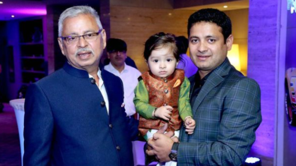 তখন সুখের দিন। মেয়েকে কোলে নিয়ে বাবার সঙ্গে প্রমোদ কুমার চাওলা। 