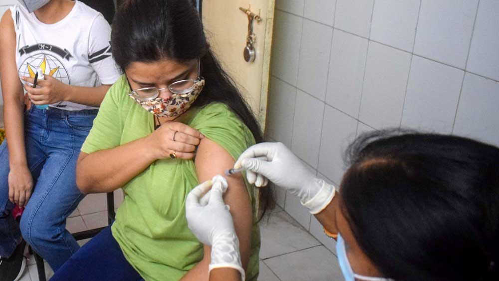 করোনার ভারতীয় প্রজাতি ফাঁকি দিচ্ছে অ্যান্টিবডিকেও। তবে প্রতিষেধক অনেকটাই কার্যকরী