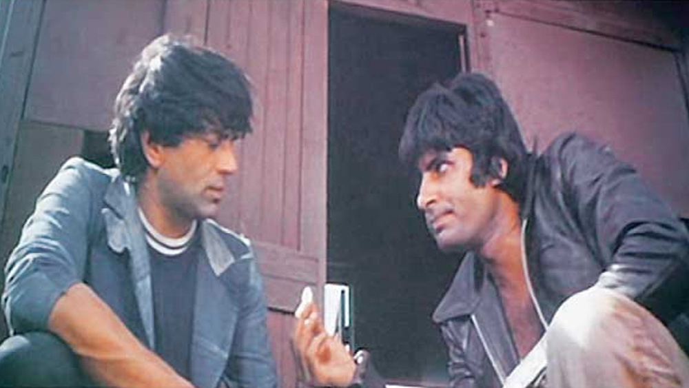 ‘শোলে’ ছায়াছবিতে টস করার সেই মুহূর্ত।