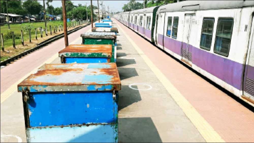 Coronavirus in West Bengal: distress of rail hawkers after closing of local trains