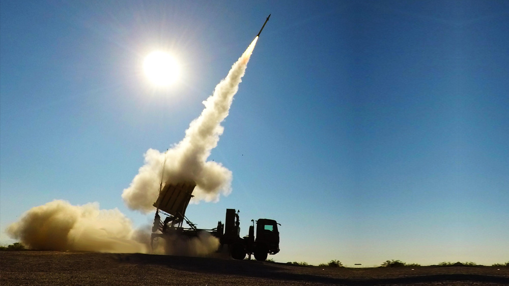 ২০১১ সালের ২৭ মার্চ ইজরায়েলের বীরসেবার কাছে প্রথম এই আকাশ প্রতিরক্ষা ব্যবস্থা বসানো হয়। তারও এক মাস পরে এই যন্ত্র কাজে লাগে ইজরায়েলের।