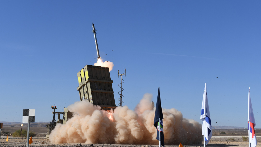 ওই বছর ৭ এপ্রিল প্রথম কাজে লাগে এটি। প্যালেস্তাইনি জঙ্গিদের ছোড়া একটি ক্ষেপণাস্ত্রকে শনাক্ত করে আকাশেই ধ্বংস করে দেয়।