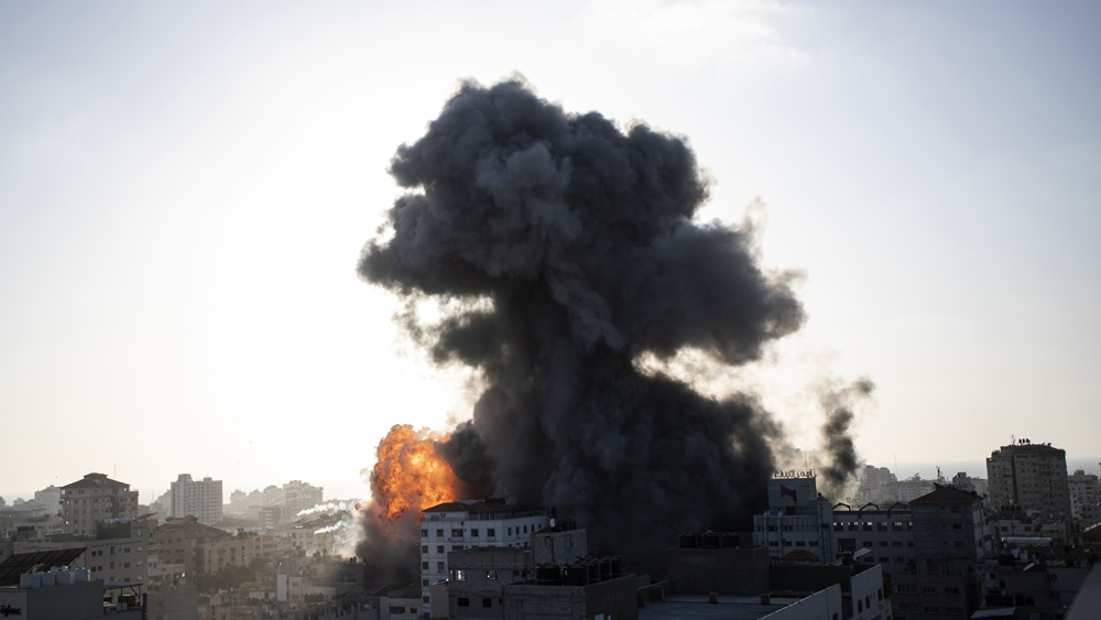 কাজ শুরু করার মাত্র ৩ বছরের মধ্যে জঙ্গিদের ছোড়া অন্তত ১২০০ রকেচ এবং ক্ষেপণাস্ত্র ধ্বংস করে দেয় এই প্রতিরক্ষা ব্যবস্থা। ওই সমস্ত রকেট ইজরায়েলের জনবহুল অঞ্চল লক্ষ্য করেই ছোড়া হয়েছিল বলে অভিযোগ। এই প্রতিরক্ষা ব্যবস্থা কার্যকর না থাকলে হাজার হাজার মানুষের মৃত্যু হতে পারত সে সময়।