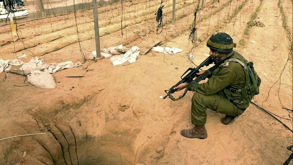 গুপ্তচর মারফত যেই না সুড়ঙ্গ পথে হামাস যোদ্ধাদের প্রবেশের খবর মেলে, এলোপাথাড়ি ক্ষেপণাস্ত্র এবং বোমা বর্ষণ করতে শুরু করে তারা। তাতেই যুদ্ধ শুরু হওয়ার আগেই হেরে বসে হামাস। এর পর ইজরায়েলি সেনার এক মুখপাত্র ঘোষণা করেন, তাঁদের কোনও সেনাই সীমানা পার করেনি। তা না করেই লক্ষ্যপূরণ হয়েছে।