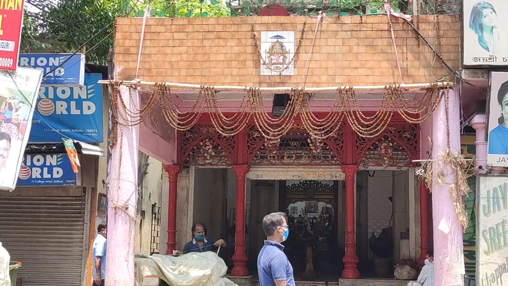 বিধান সরণির উপরে ‘বর্ণপরিচয়’-এর ঠিক উল্টো দিকে ফুটপাতের উপর শীতলা মন্দির। 