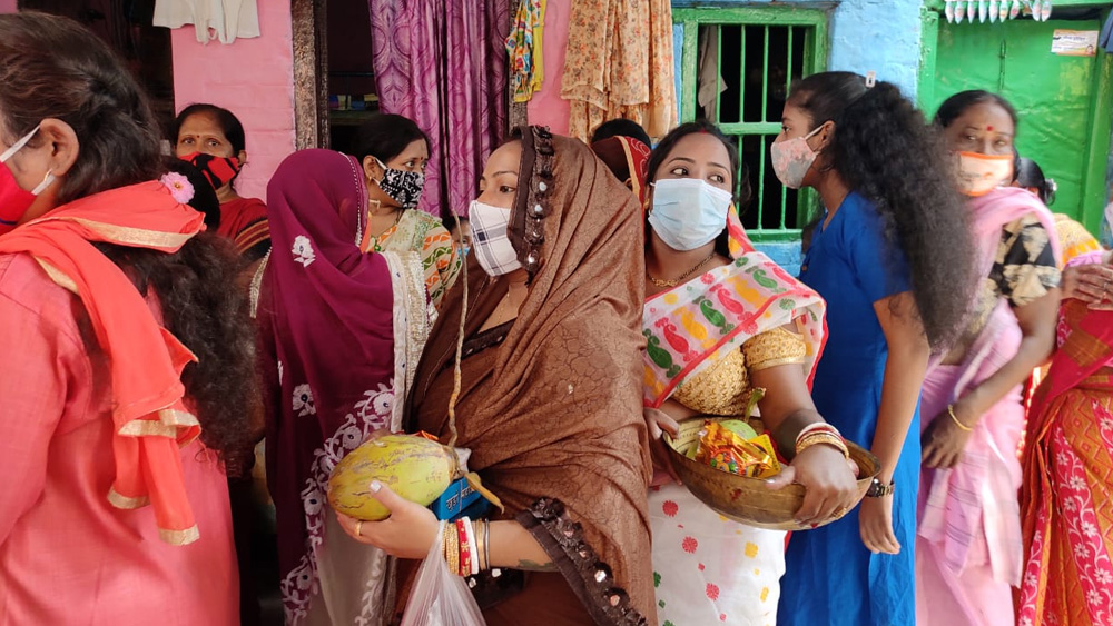 পার্বতী ঘোষ লেনের শীতলা মন্দিরেও শনিবার জাঁকজমক করে পুজো এবং মঙ্গলকামনা চলল দিনভর। 