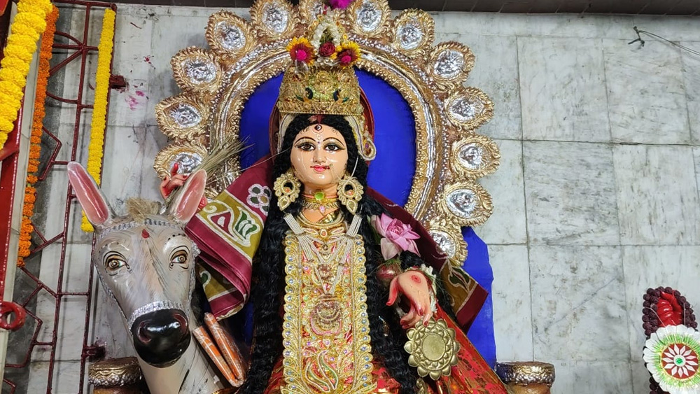 অন্যান্য বছরের মতো না-হলেও বৈশাখের শেষ শনিবারে বসাক বাগান লেনে ধুমধাম করেই হচ্ছে মা শীতলার পুজো।