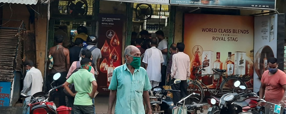 চুঁচুড়ায় মদ কিনতে ক্রেতাদের ভিড়।