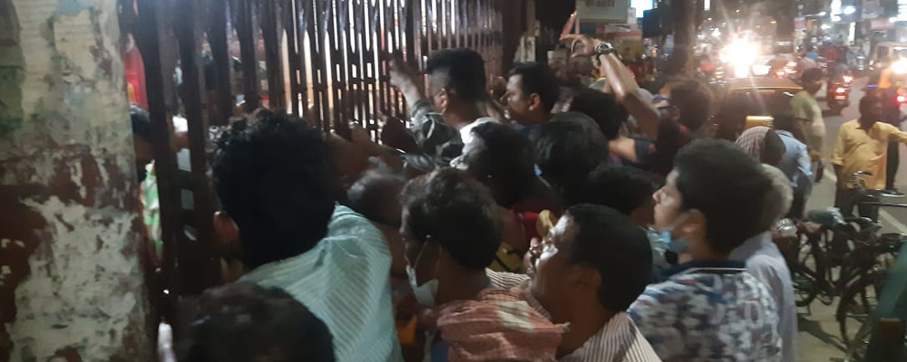 আসানসোলে একটি মদের দোকানের সামনে কোভিড বিধি উড়িয়ে ক্রেতাদের জটলা।