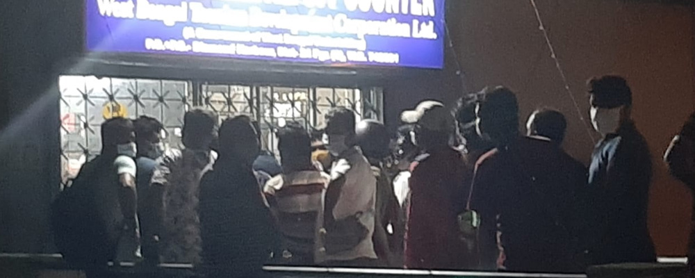 মদের দোকানের সামনে লম্বা লাইন দক্ষিণ ২৪ পরগনাতেও।