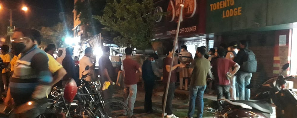 পশ্চিম মেদিনীপুরে মদের দোকানের সামনে দীর্ঘ লাইন।