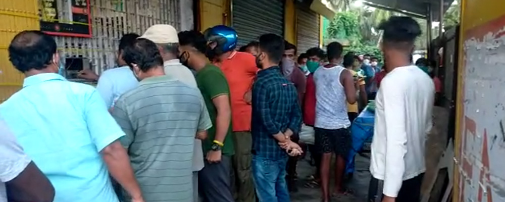 অশোকনগরে মদের দোকানে ভিড়।