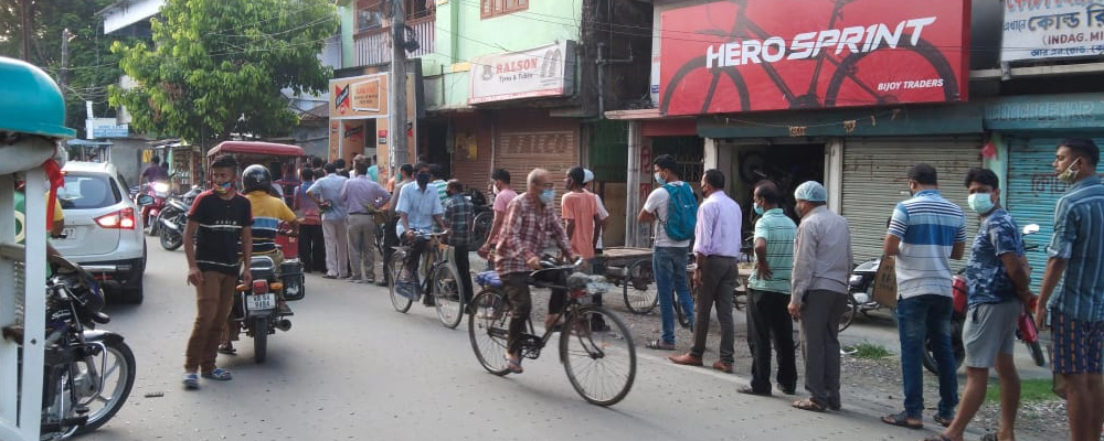 কোচবিহারে মদের দোকানের সামনে লম্বা লাইন।