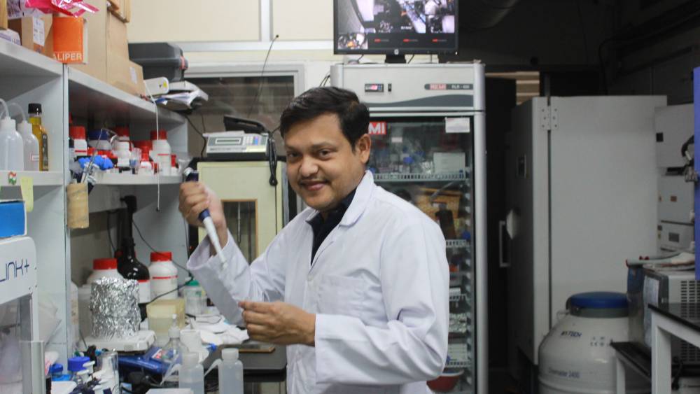 হায়দরাবাদ আইআইটি-র গবেষণাগারে জ্যোৎস্নেন্দু। -নিজস্ব চিত্র।