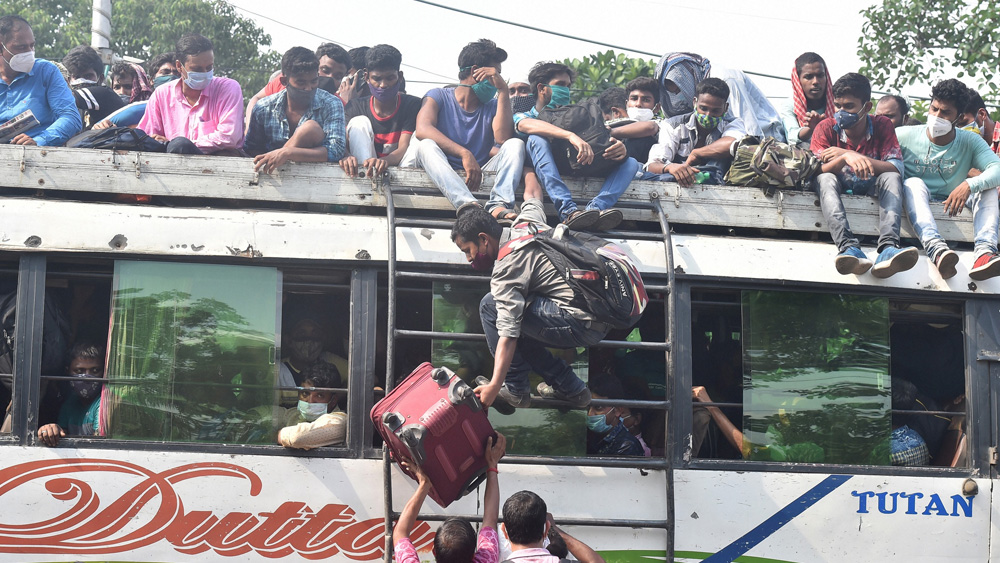 Coronavirus lockdown: the buses are crowded with migrant workers from other districts dgtl