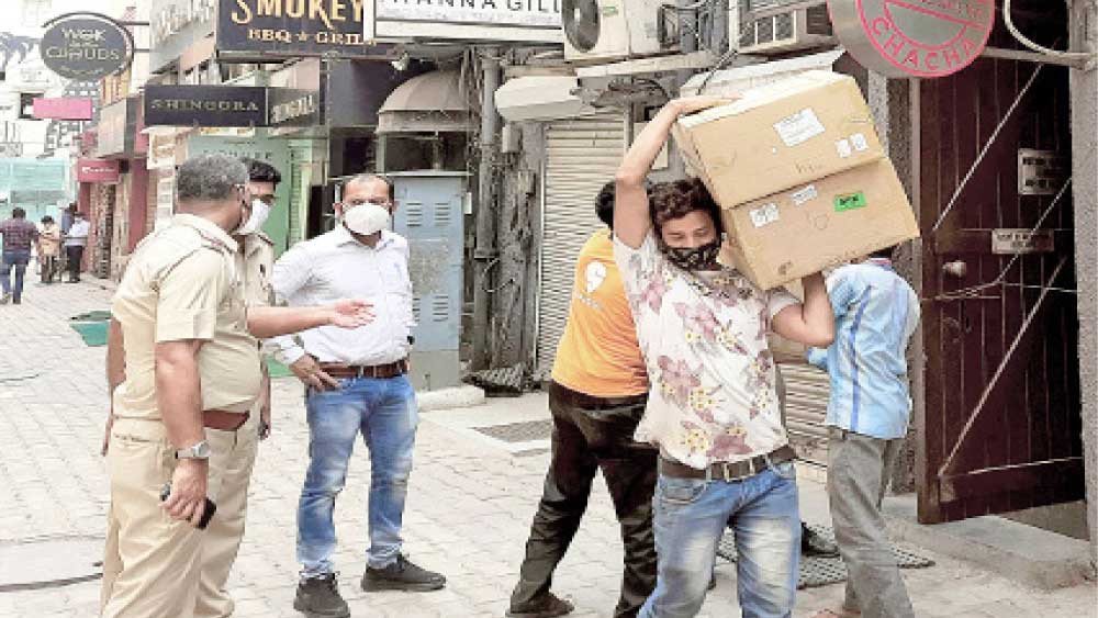 বাজেয়াপ্ত: রেস্তরাঁয় বেআইনি ভাবে মজুত অক্সিজেন কনসেন্ট্রেটর উদ্ধার চলছে।