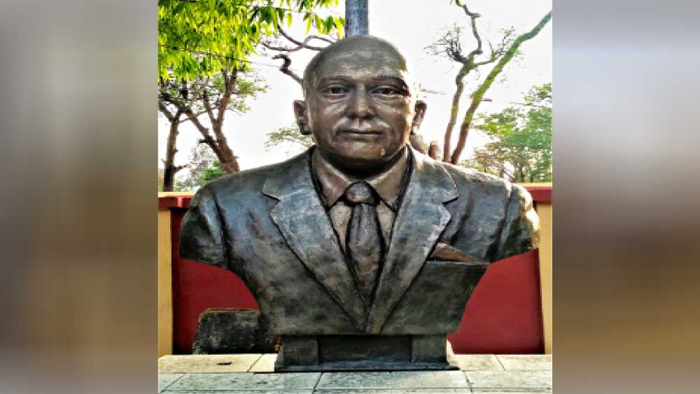 বার্নপুরের ভারতী ভবনে স্থাপিত এই শিল্পোদ্যোগীর আবক্ষ মূর্তি।