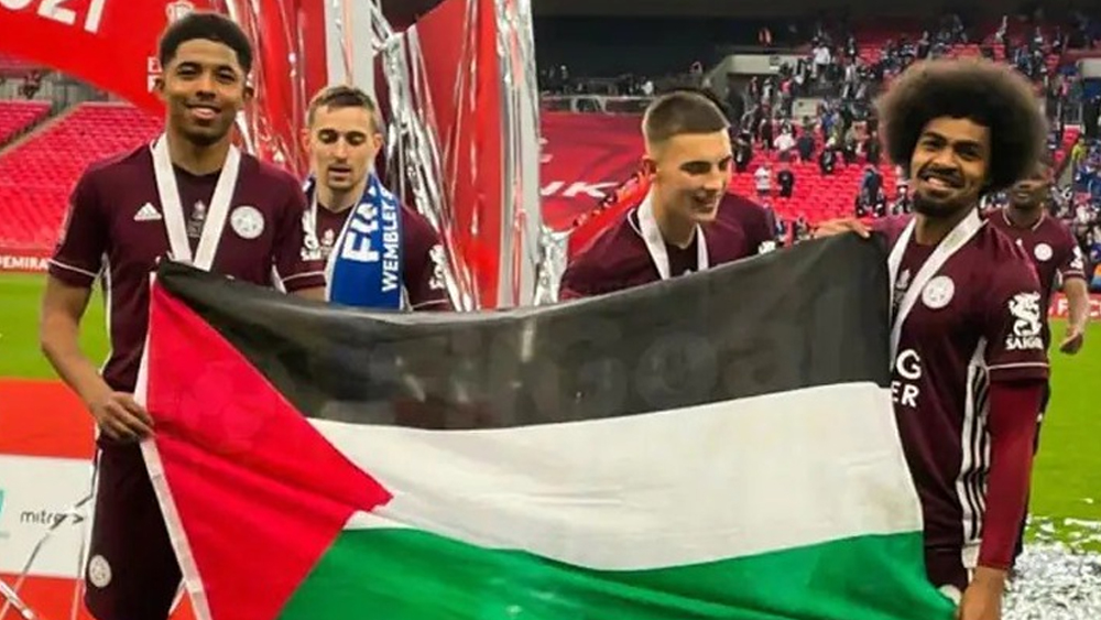 কাপ জিতে সতীর্থ ওয়েজলি ফোফনার সঙ্গে প্যালেস্তাইনের পতাকা নিয়ে হামজা।