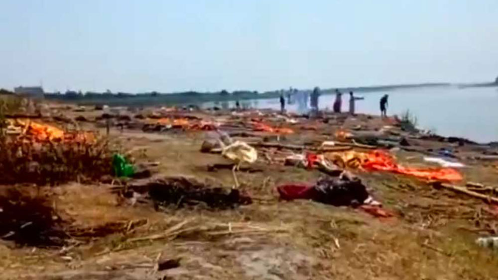 ‘ডুবন্ত ভারত আরও ডোবে, ভেসে ওঠে আরও ব্যাগ।’