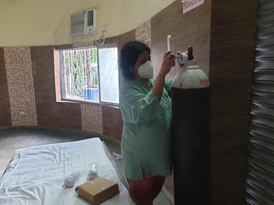 সল্টলেকে অক্সিজোনের ব্যবস্থাপনায় এক কর্মী।