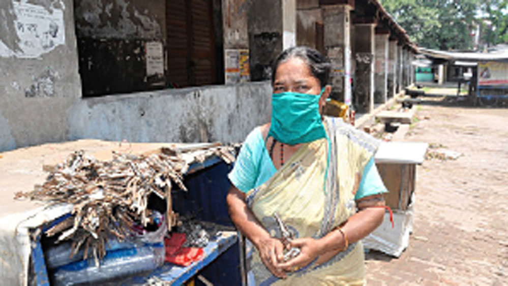 দোকানের সামনে আরতি। — নিজস্ব চিত্র