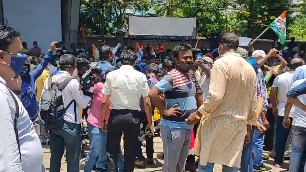 নিজাম প্যালেসেই ধৃত ৪ নেতামন্ত্রী, ভিতরে  ধর্নায় মমতা, বাইরে তুমুল  বিক্ষোভ তৃণমূলের