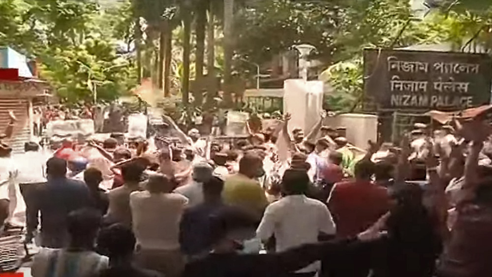 নিজাম প্যালেসের বাইরে তৃণমূল কর্মী ও  বাহিনীর মধ্যে ধস্তাধস্তি, ইটবৃষ্টি, লাঠিচার্জ