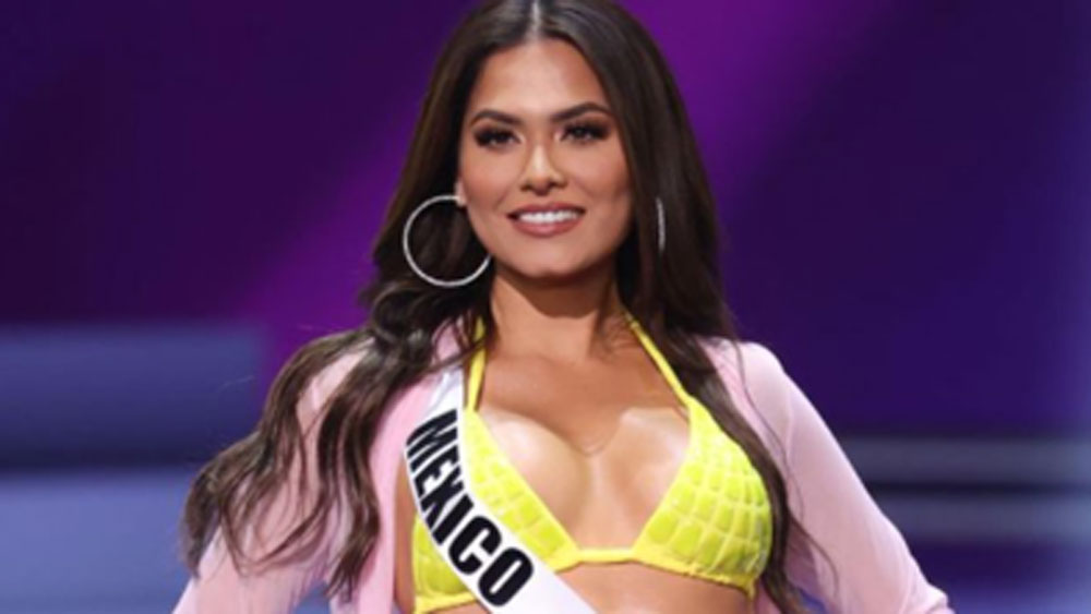 তাঁর পুরো নাম আলমা অ্যান্ড্রিয়া মেজা কারমোনা। ২৬ বছরের এই তরুণীর জন্ম মেক্সিকোর চিহুয়াহুয়া শহরে।