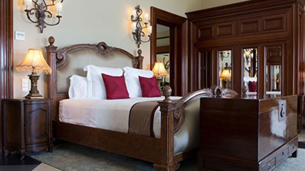 সুইমিং পুল, স্পা, নানা ধরনের খেলার জায়গা রয়েছে এই রিসর্টে। বিনোদনের কোনও অভাব নেই এই দ্বীপে। পাশাপাশি প্রকৃতির কাছে থাকার সুযোগ তো রয়েইছে।