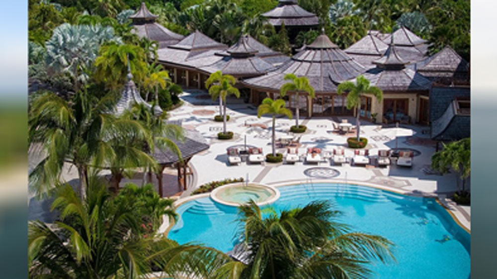 মোটা টাকা ভাড়া দিয়ে কয়েক দিনের জন্য এই পুরো দ্বীপ উপভোগ করে যান তাঁরা। বিয়ের অনুষ্ঠান থেকে শুরু করে পারিবারিক ছুটি কাটানো সব কিছুর জন্যই ভাড়া নেওয়া যায় দ্বীপটিকে।