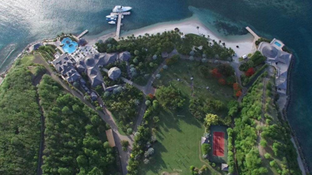 ক্যারিবিয়ানের গ্রেনাডার অন্তর্গত একটি ছোট দ্বীপে চলে গিয়েছেন তিনি। সঙ্গে নিয়ে গিয়েছেন তাঁর ৩ সন্তানকে। রয়েছেন পরিবারের আরও কয়েক জন সদস্য।