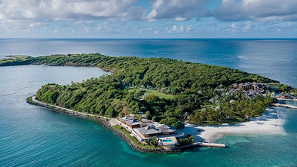 তাই এই মুহূর্তে পরিবারের সঙ্গে একান্তে ছুটি কাটাতে পাড়ি দিয়েছেন অনেক দূর। একটি নির্জন দ্বীপে গিয়ে উঠেছেন তিনি।