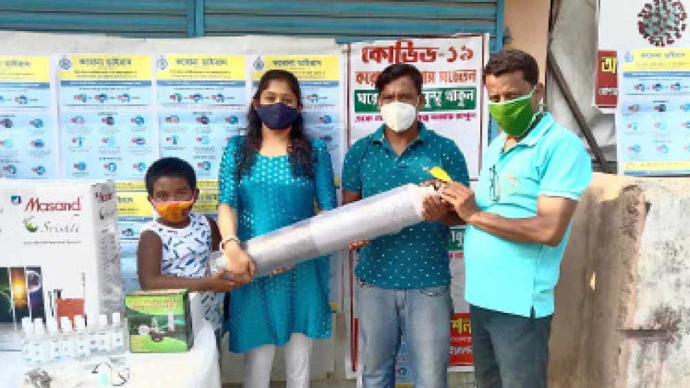 আশাপূরণ: স্বামী শঙ্করের হাতে দু’টি অক্সিজেন সিলিন্ডার তুলে দিলেন জুলি রায়। 