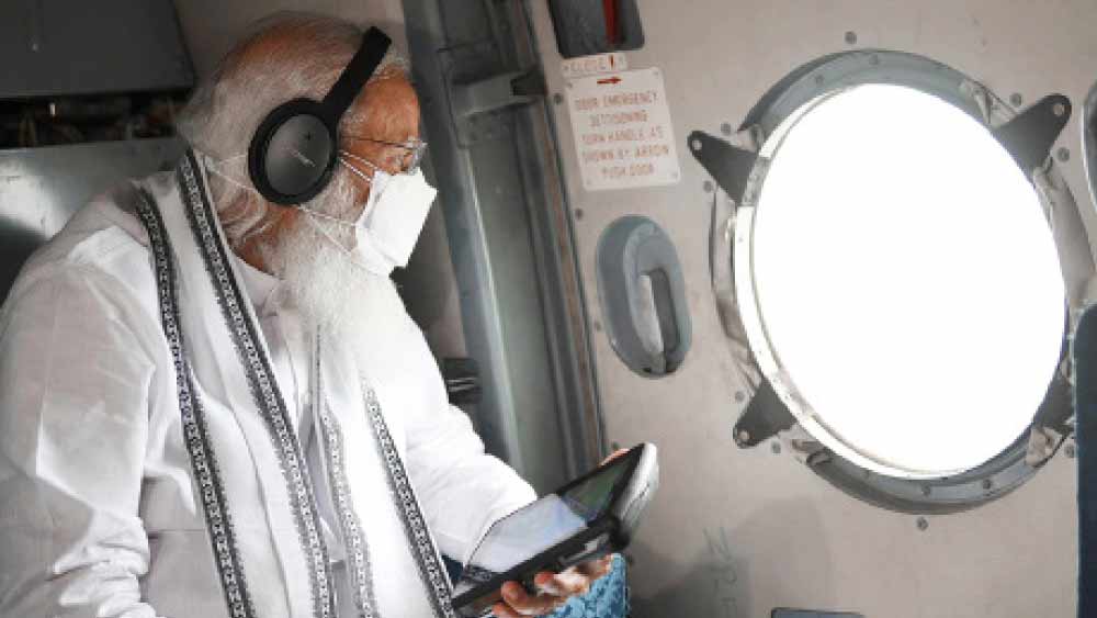 টাউটের ধাক্কায় গুজরাত ও দিউয়ের ক্ষতিগ্রস্ত এলাকা হেলিকপ্টারে ঘুরে দেখছেন নরেন্দ্র মোদী। 