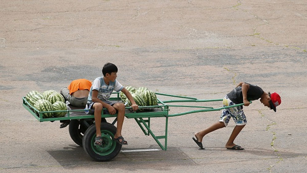 এই গ্রামের শিশু থেকে বয়স্ক, সকলের মধ্যেই এই লক্ষণ দেখা যাচ্ছিল।