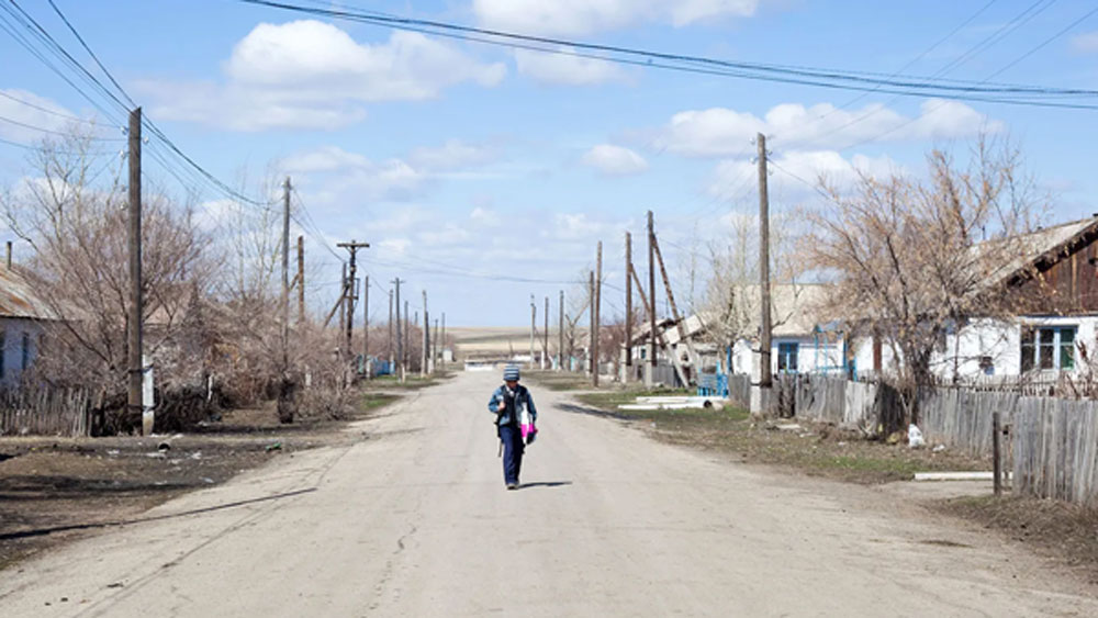 যে গ্রামের কথা হচ্ছে, সেটি কাজখস্তানে। ছোট গ্রামটির নাম কালাচি।