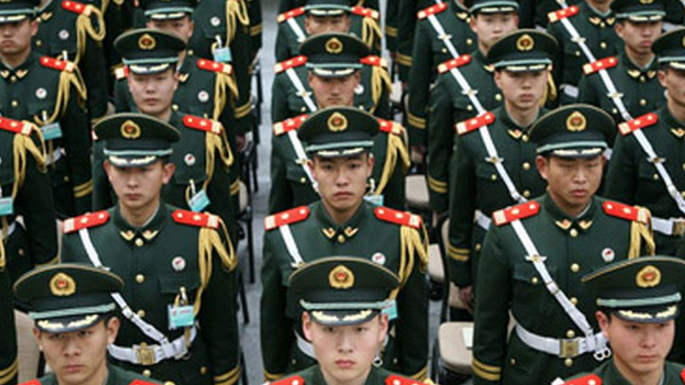 পিঠে বোঝা নিয়ে দৌড়, ভারী রাইফেল হাতে নিয়ে ঘণ্টার পর ঘণ্টা একই ভাবে ঠায় দাঁড়িয়ে থাকা, এ সব আমরা প্রায়ই শুনি।