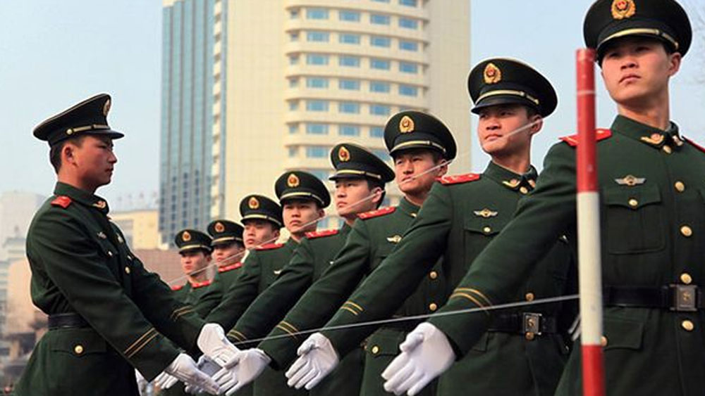 কিন্তু জানেন কি চিন সরকার সেনাদের ঘাড় সোজা রাখার এক অদ্ভুত উপায় বার করেছে?