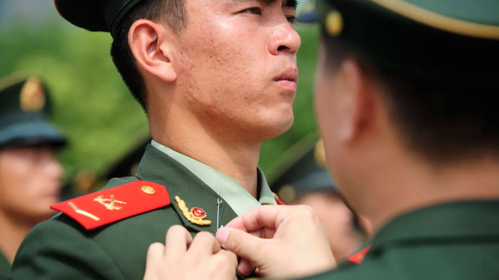 সেনাদের জামার কলারে আলপিন গুঁজে দেওয়া হয় সে দেশে! এ ভাবে সামনের দিকে মাথা সোজা রেখে ঘাড় কোনও দিকে না হেলিয়ে থাকার প্রশিক্ষণ দেওয়া হয়।