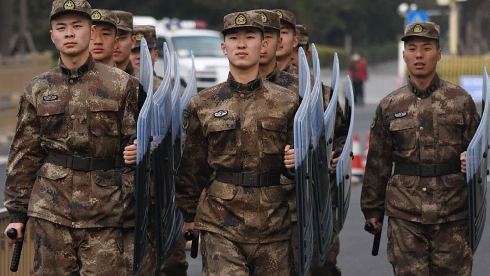 ওই বছর বেজিংয়ে ন্যাশনাল পিপলস কংগ্রেসের জন্য প্রস্তুতি নেওয়া এক চিনা প্যারামিলিটারি পুলিশের ছবি এটি।