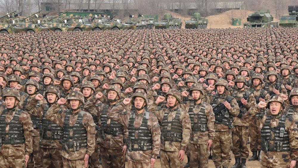 তাঁর ঘাড় সোজা রাখার জন্যই পিনের সাহায্য নেওয়া হয়েছিল। এই ছবিটি টুইটারে পোস্ট হওয়ার পরই বিশ্ব জুড়ে সাড়া পড়ে যায়। সত্যিই কি এমন করা হয়, প্রশ্ন উঠতে শুরু করে।