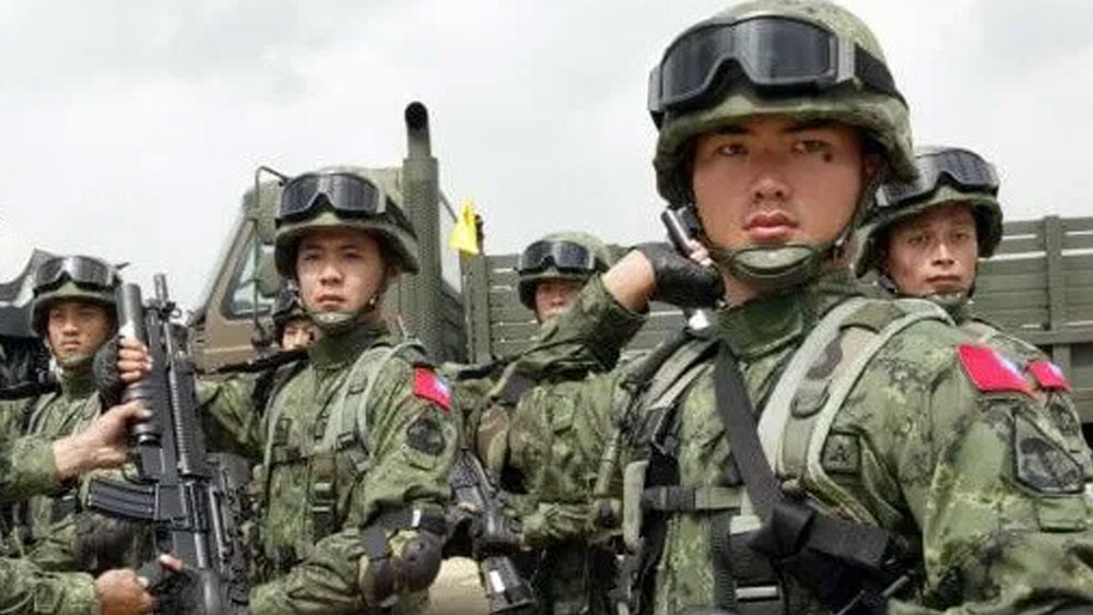 এটা শুধুমাত্র তাঁদের জন্য যাঁদের দেহ ভঙ্গিমায় গলদ রয়েছে। যাঁরা ঘাড় সোজা রাখতে পারেন না তাঁদের পোশাকের কলারে দু’দিকে একটি করে পিন লাগিয়ে দেওয়া হয়।