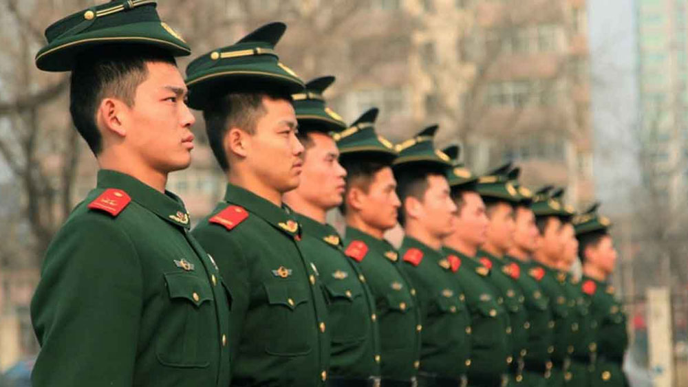 এ ছাড়া ঘাড় সোজা রাখার আরও একটি উপায় বার করেছে চিন সেনা। মাথার উপর টুপি উল্টো করে রাখা। টুপি উল্টে করে রাখলে তা পড়ে যাওয়ার সম্ভাবনা খুব বেশি থাকে।